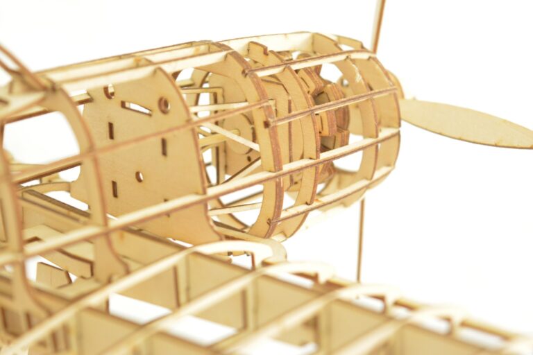 レーザー加工機で作った幻の木製飛行機パズルキット | オーレーザー