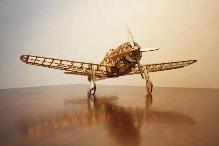 レーザー加工機で作った幻の木製飛行機パズルキット | オーレーザー