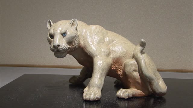 幻の備前焼” 白備前に挑む 木村玉舟さん作彫展 干支の置物も…【岡山