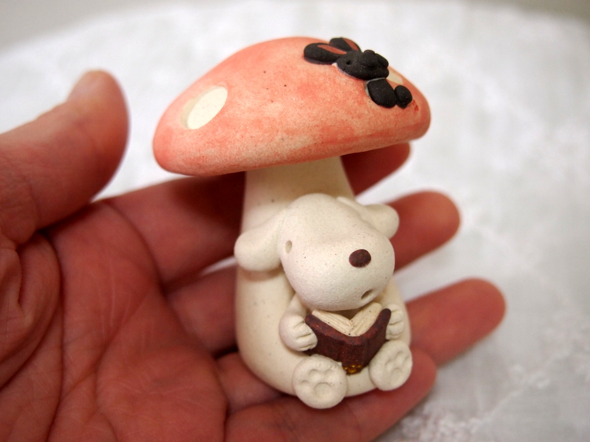 陶器「きのこ椅子で読書」べるく工房