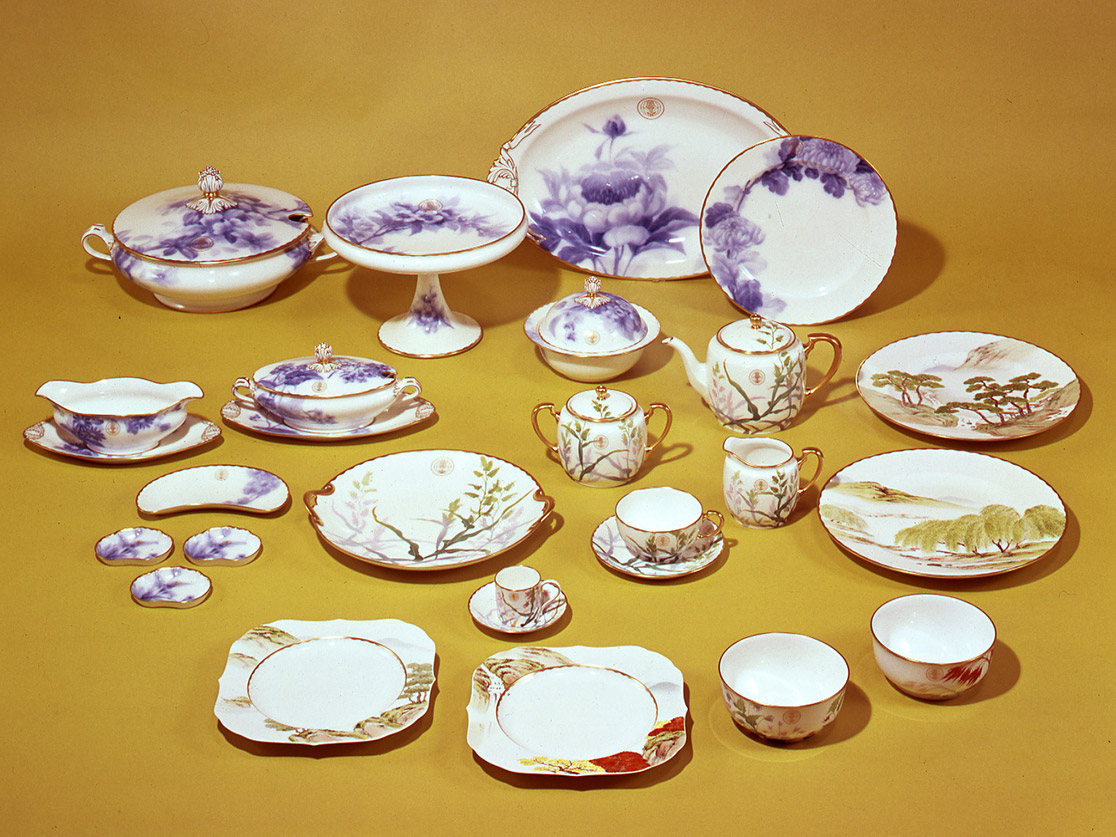 No.07 岡染付、上絵、蒔絵絵替りディナーセット｜大倉陶園公式ホームページ