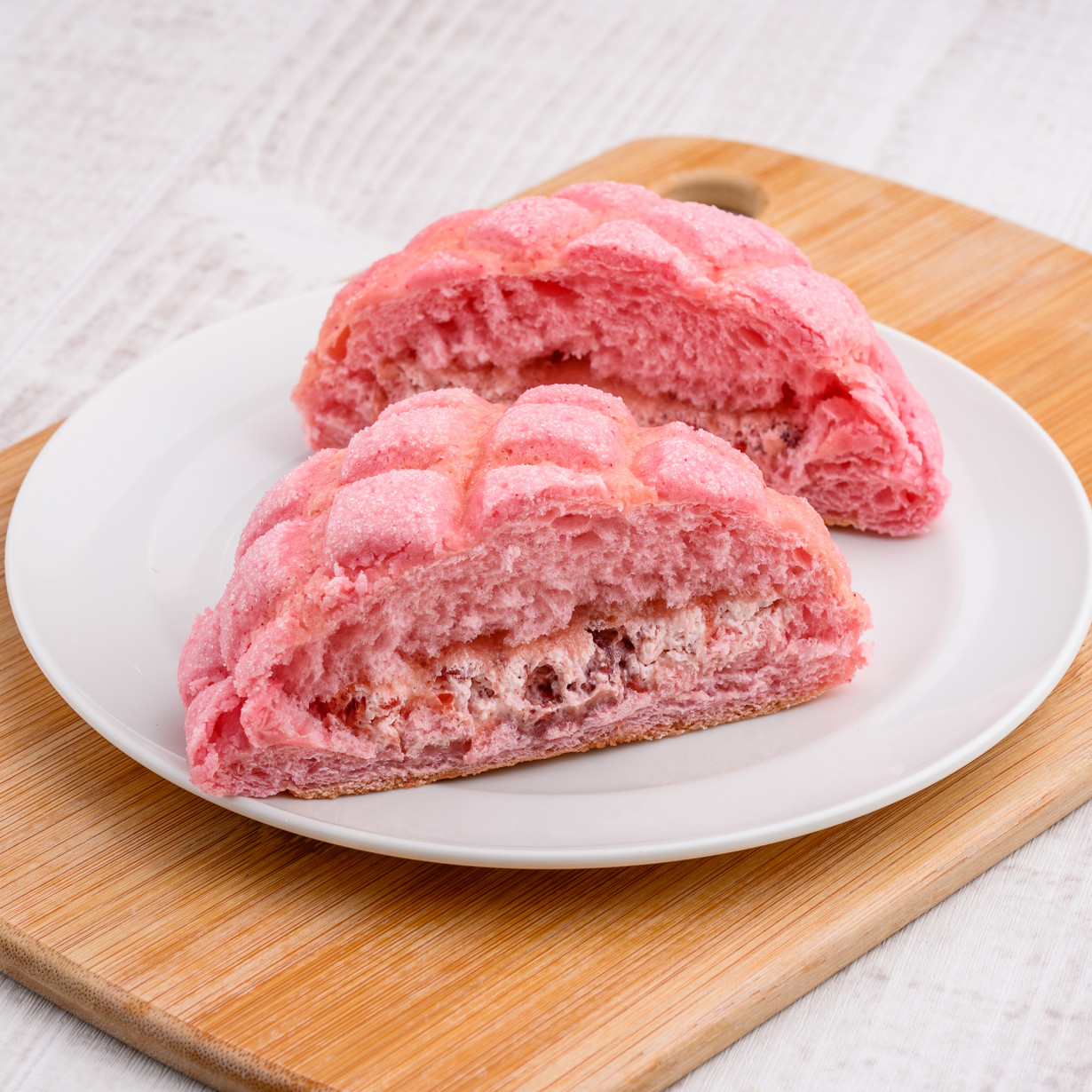 いちご果肉入りホイップのメロンパン｜沖縄ファミリーマート