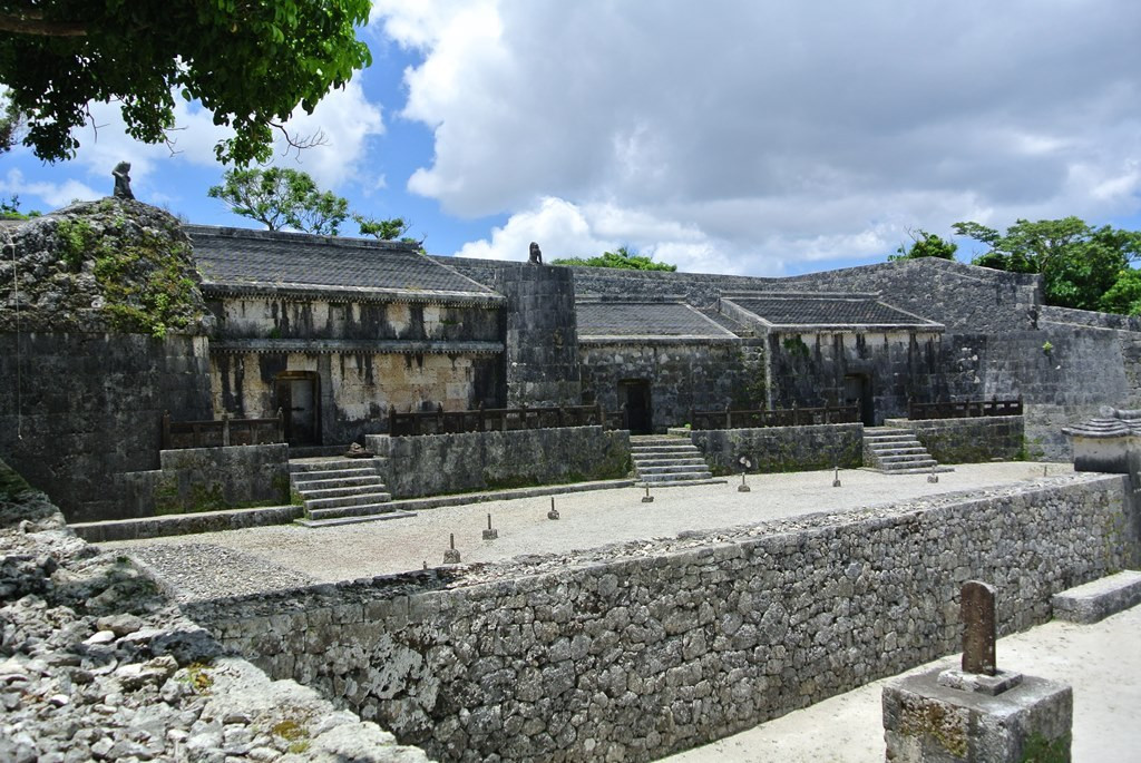 玉陵（たまうどぅん）＜世界遺産・ 国宝（建造物)＞ | 沖縄観光情報WEB