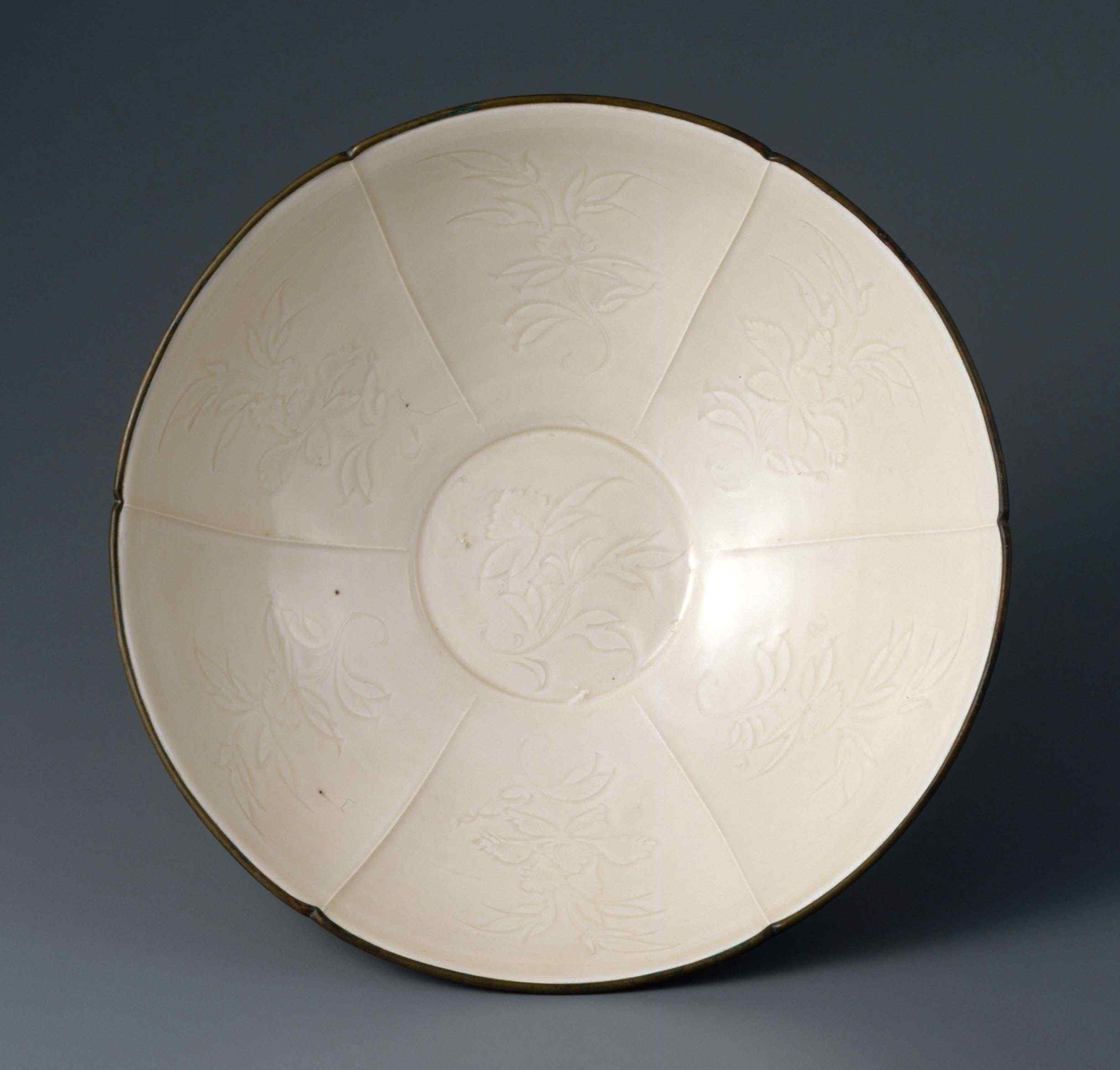 青磁刻花牡丹文鉢｜展示中の日本・東洋のやきもの｜コレクション｜岡田