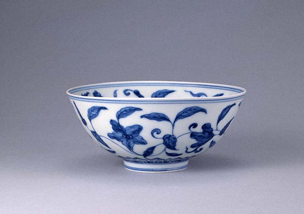 青花花唐草文碗｜展示中の日本・東洋のやきもの｜コレクション｜岡田美術館