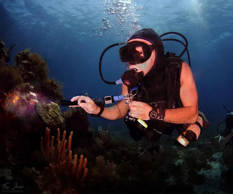 OrcaTorch D520 1000 Lumens Scuba Diving Light with Mechanically Rotary