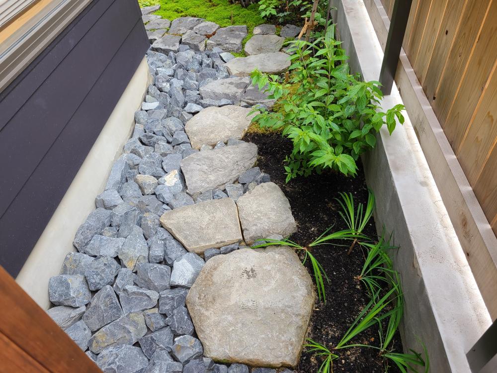 揖斐黒石｜据える・置く（ロッカリー）｜自然石などのマテリアル