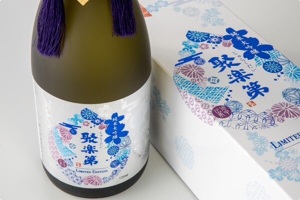 京都らしく雅やかな和柄と箔押し加工の光沢により華やかで上品なラベル