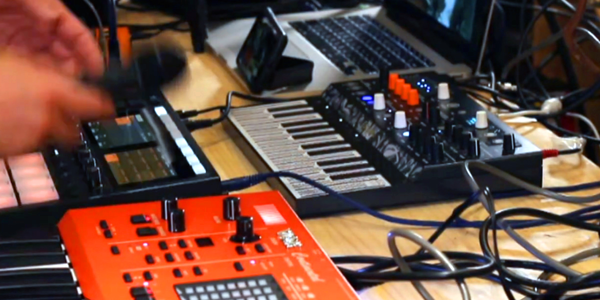 ハード機材を触る楽しさ。KORG SQ-64を使った機材の同期とは