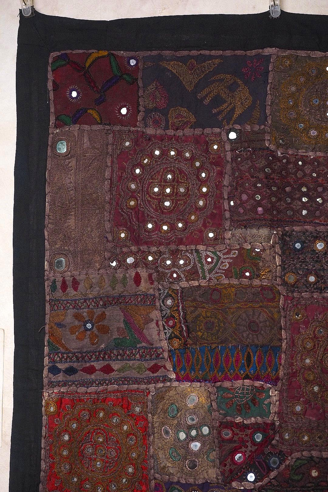 インド ミラーワーク刺繍アップリケタペストリー - アジアの布専門店