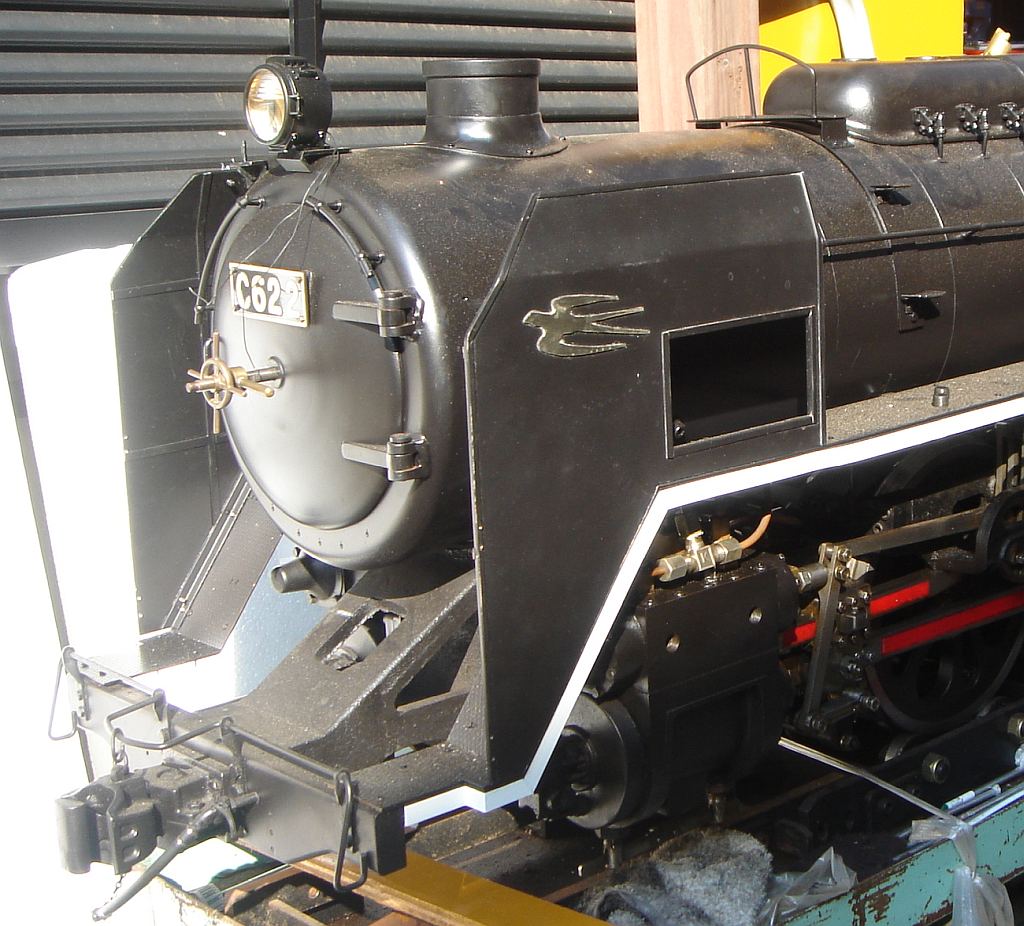 5インチゲージC62形蒸気機関車 「C62 2」のプレートをつける – 趣味の部屋