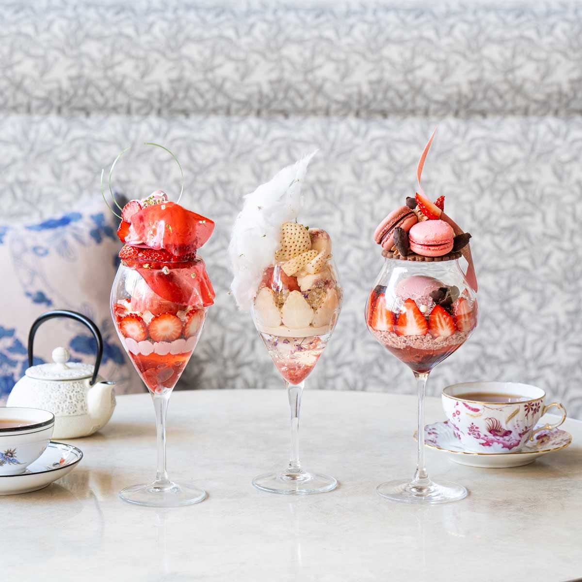 いちごパフェ好きに贈る、愛しの「いちごパフェ図鑑」。夜パフェに専門