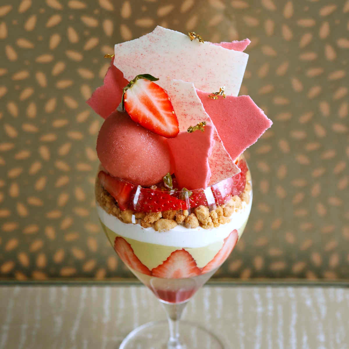 いちご＆ピスタチオのパフェがエンポリオ アルマーニ カフェより期間