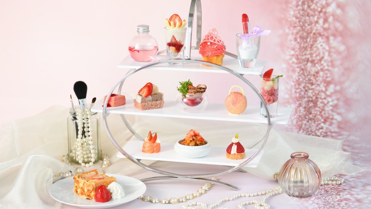 THE GRAND GINZAのいちごアフタヌーンティー。リップスティックや香水