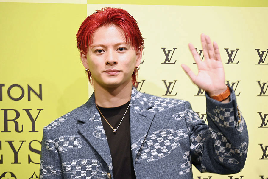 平野紫耀が大阪に、赤髪に大胆イメチェン…ルイ・ヴィトン展に登場