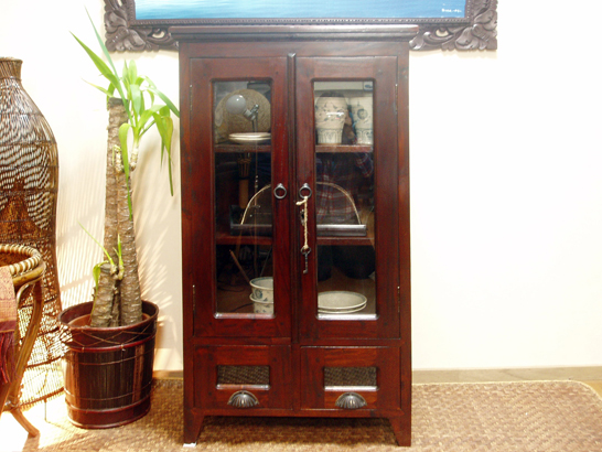 お洒落な食器棚をお探しなら！マホガニーの重厚感が上品さを演出