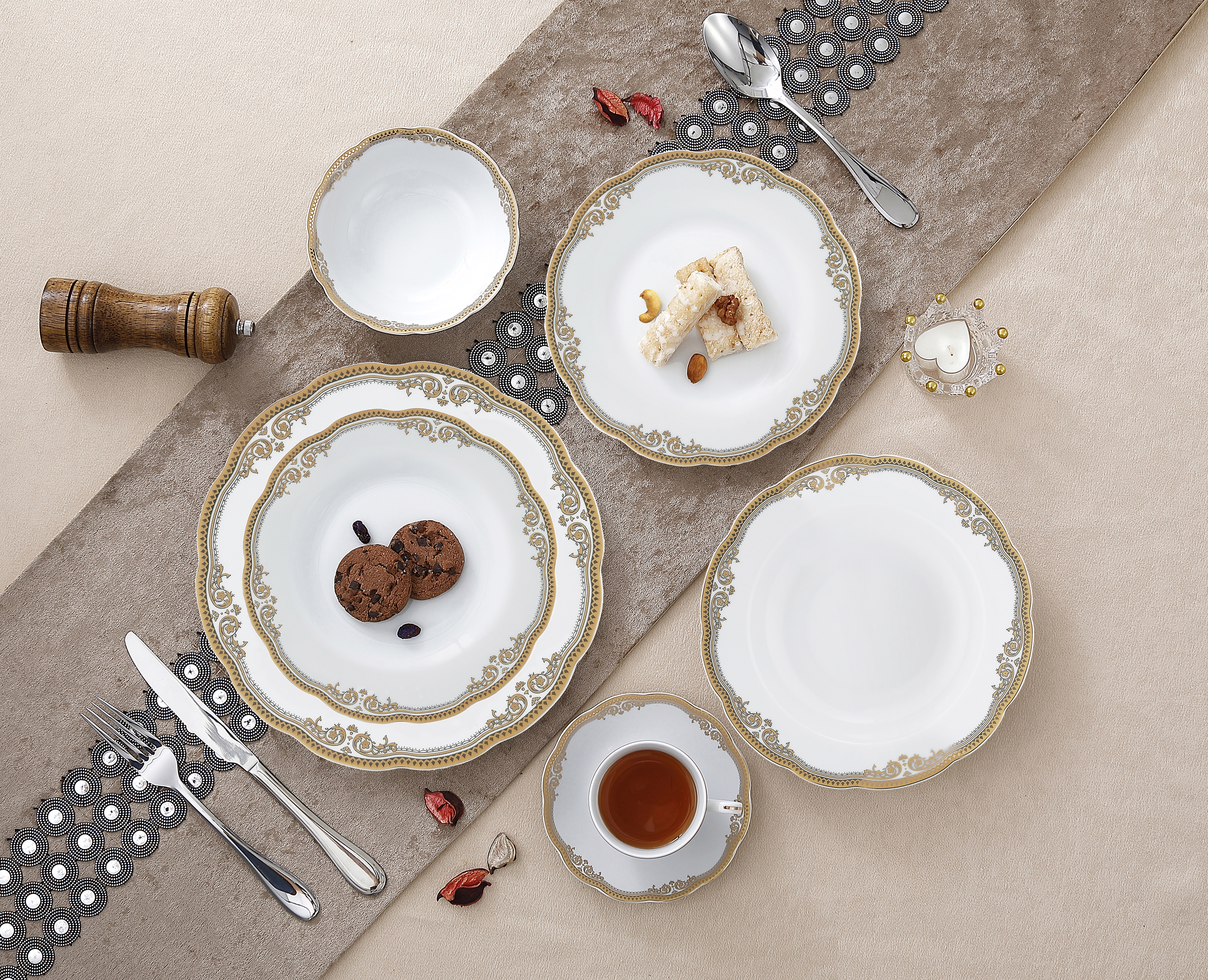 57 Piece Wavy Edge Gold Trim Dinnerware, Service for 8. By Lorren