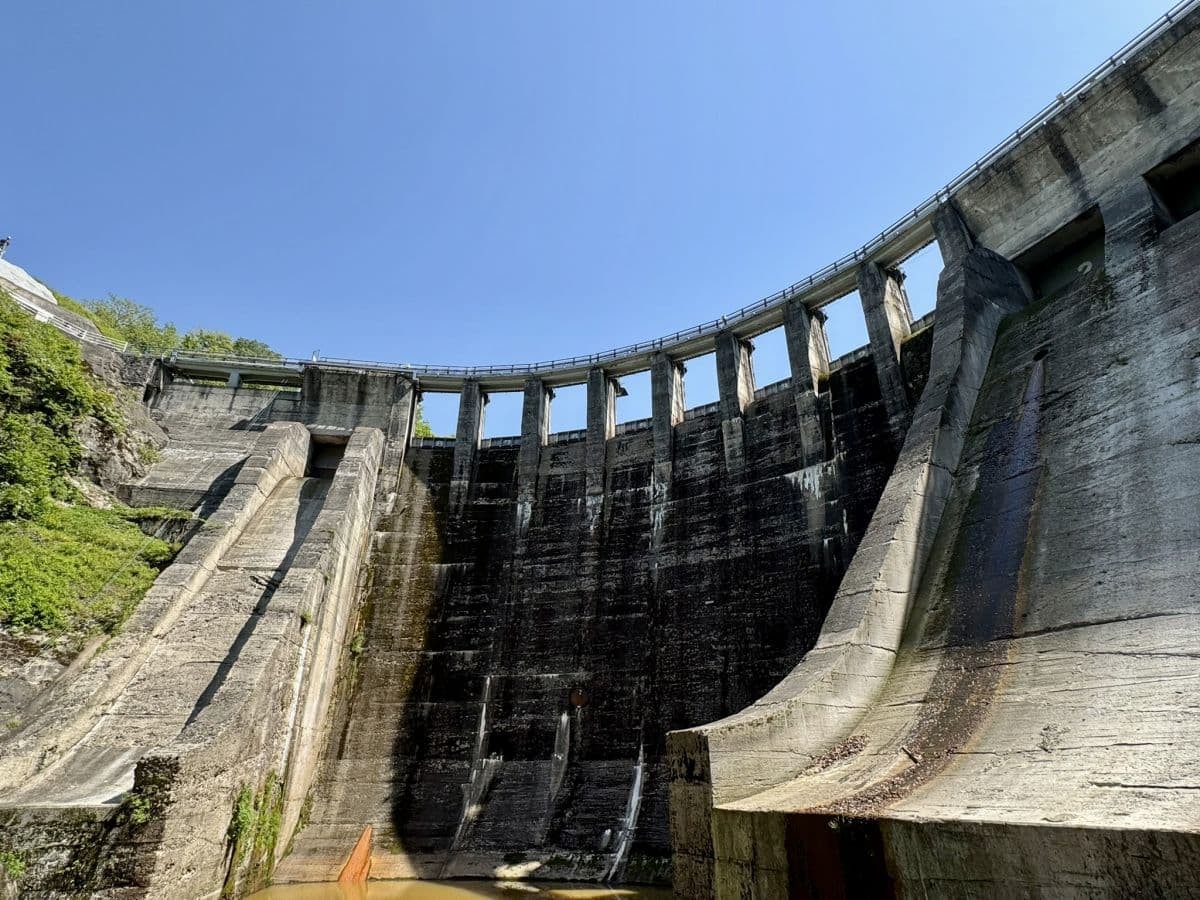 奥出雲町の“日本初”にビリビリきそうなマンホールができてた【山陰