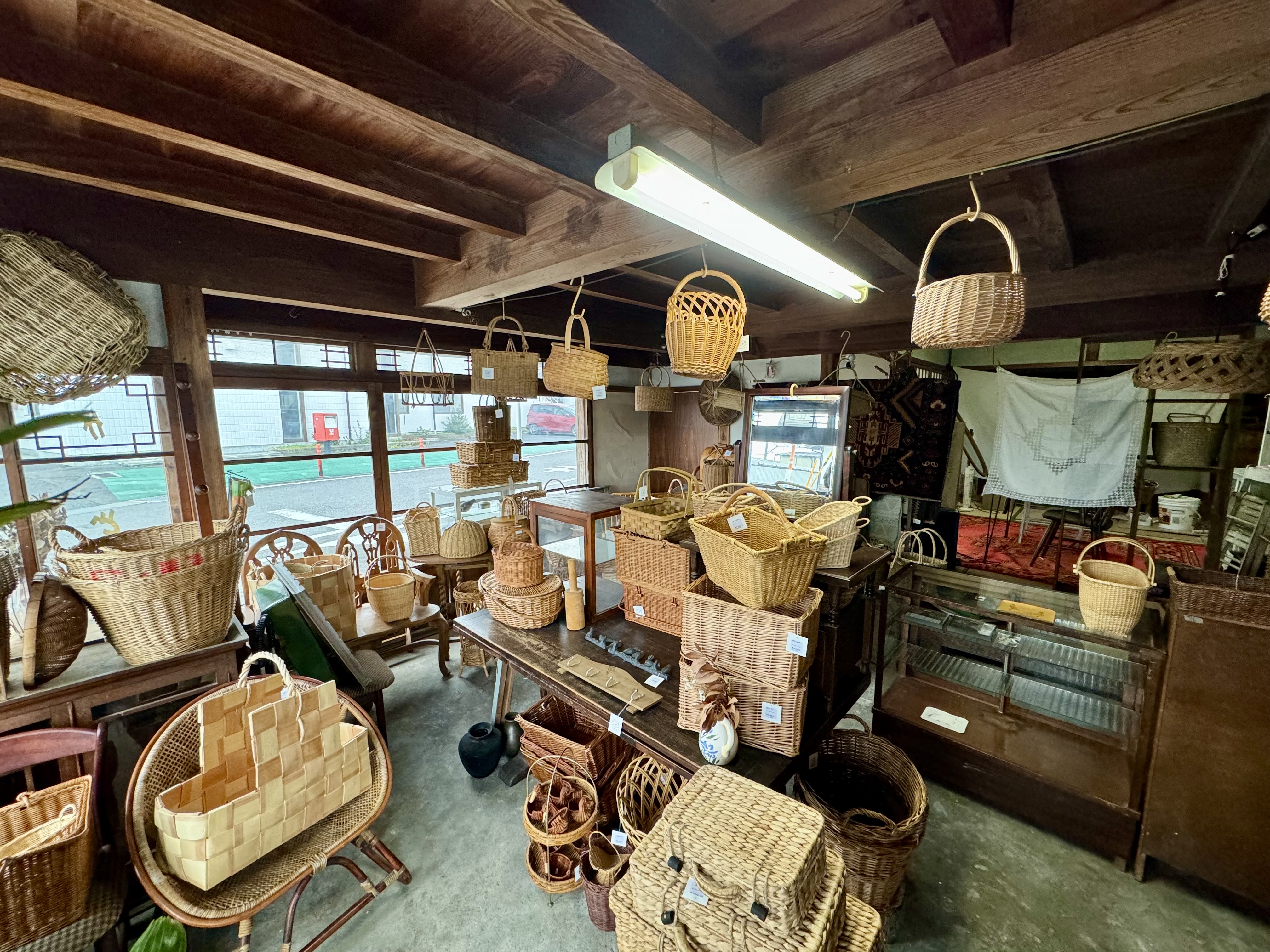 伯耆町】かごと古道具の魅力が詰まった空間『CADEAU（かど）』が岸本