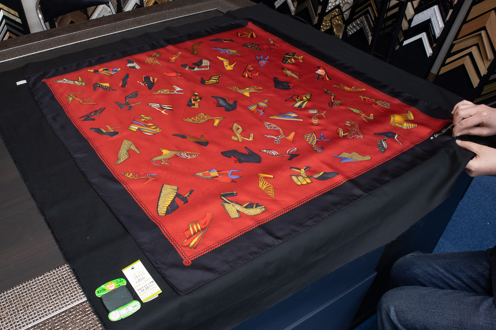 スカーフの額装 – ラーソン・ジュール・ニッポン株式会社