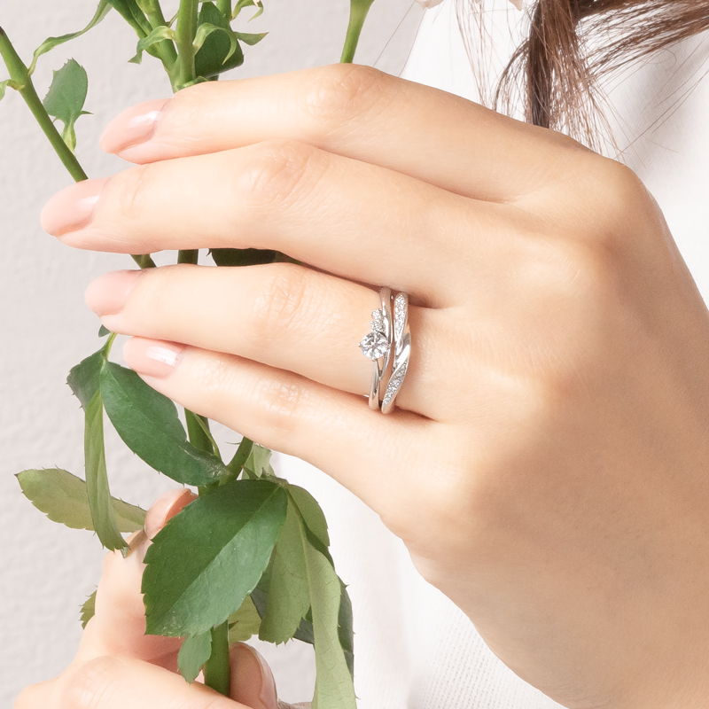 Camellia（カメリア）ブルーダイヤ｜重ね着けデザインの婚約指輪・結婚