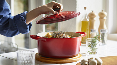 シグニチャー ココット・ロンド 24cm チェリーレッド (シルバーツマミ