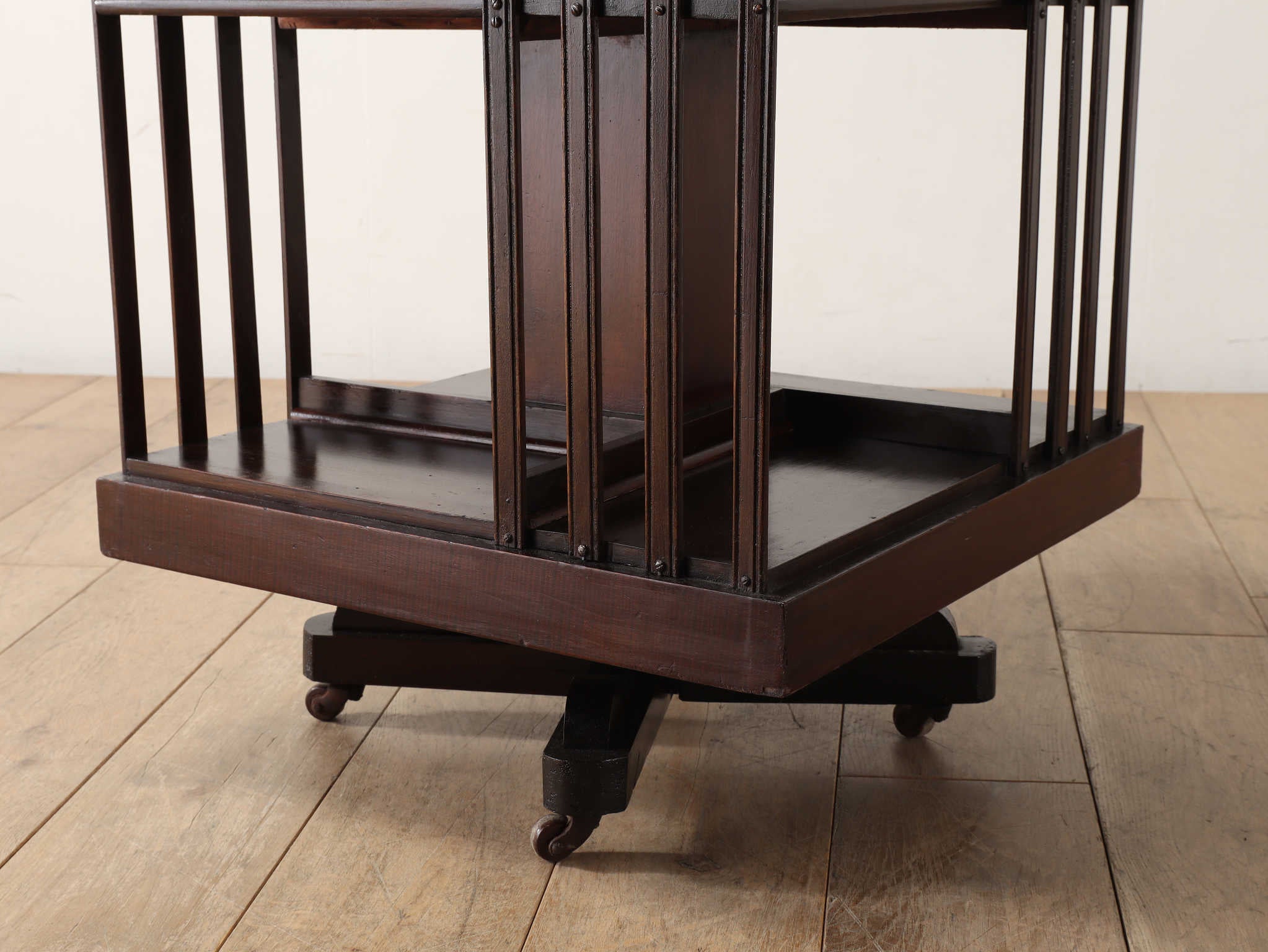 リボルビングブックシェルフ | ロイズ・アンティークス | ヨーロッパの