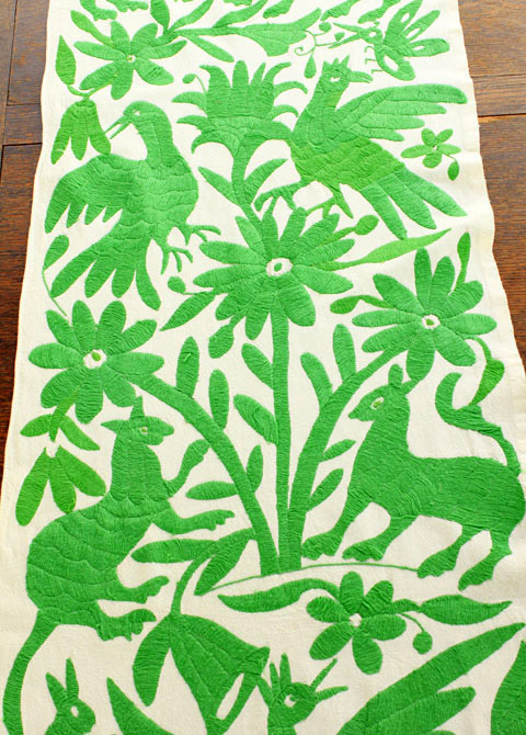 オトミ族の刺繍テーブルセンター縦長のタペストリー