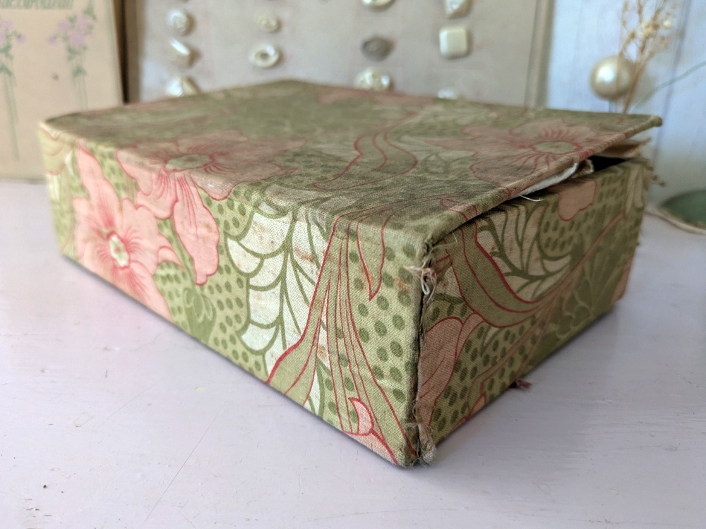 フランスアンティーク カルトナージュボックス入りたっぷりレース