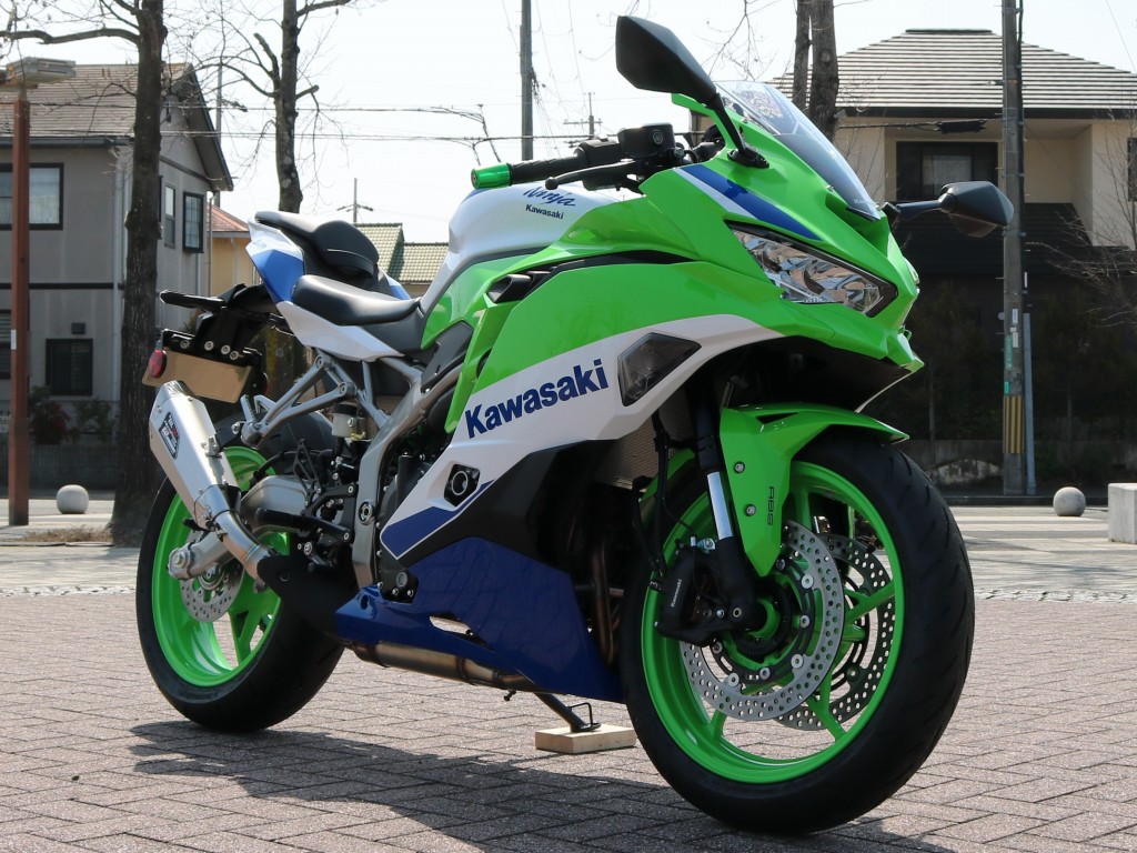 Ninja ZX-4RR 社外マフラー、バックステップ、ラジエタースクリーンetc