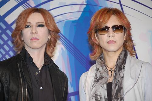 YOSHIKIが等身大フィギュアと対面し興奮、2ショット写真を自分撮り