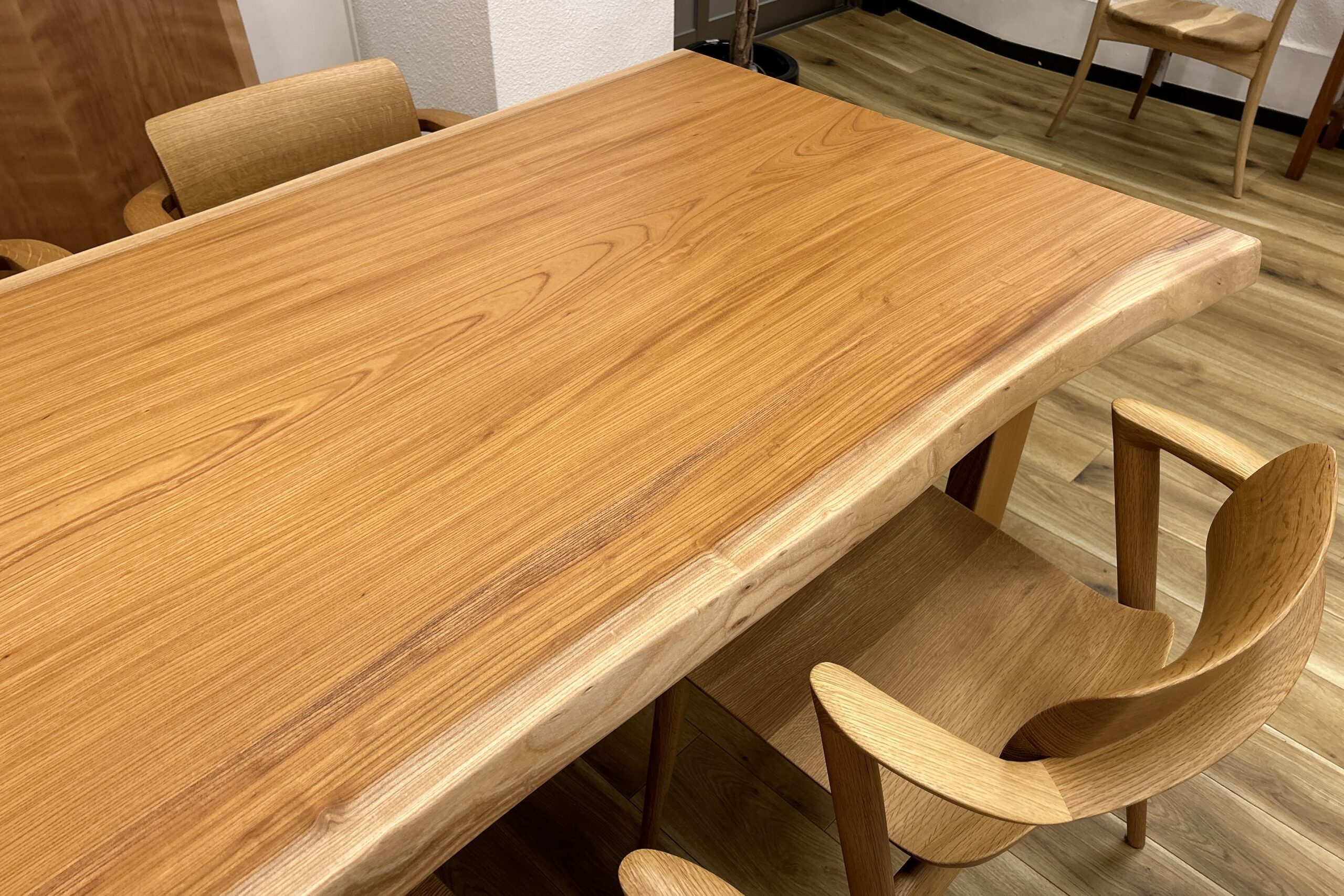 欅（ケヤキ）一枚板テーブル（国産/兼用脚付） – 木匠舘マイドゥ｜飛騨