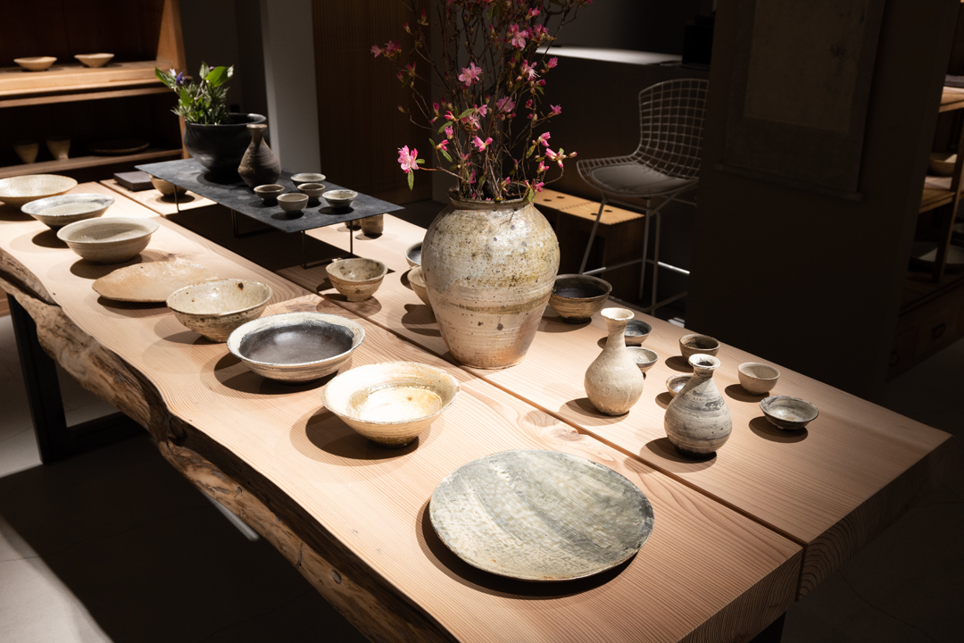 明日から始まる「尾形アツシ展」の器並びました | 百福