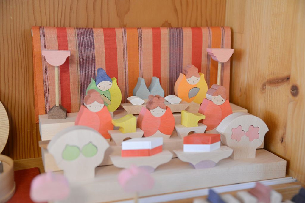 小黒三郎】組み木のひな人形が並びました！販売中です。 – TOYS&GIFTS MOMO