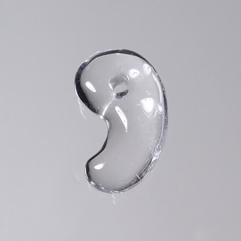 YS375 山梨県八幡山産水晶勾玉（まがたま） 山梨の職人が製作した勾玉