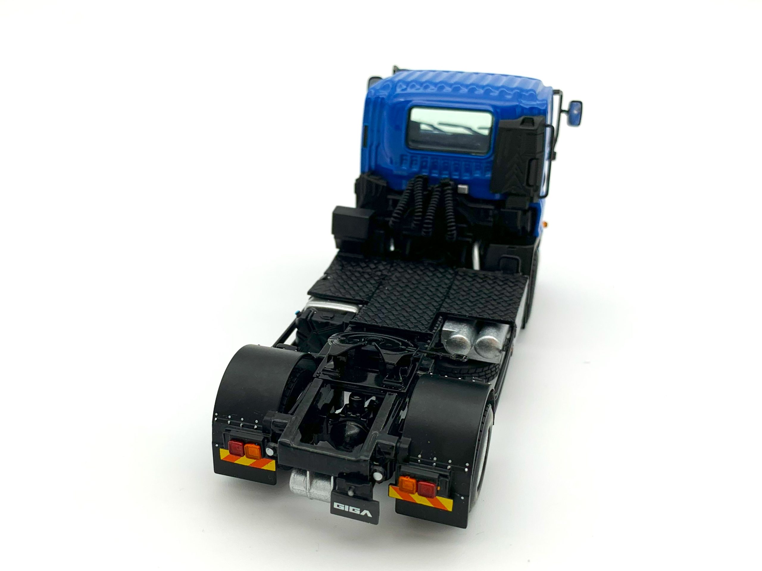 Isuzu giga short cab 4x2 in blue,WSI Truck Models - Modeltruckland