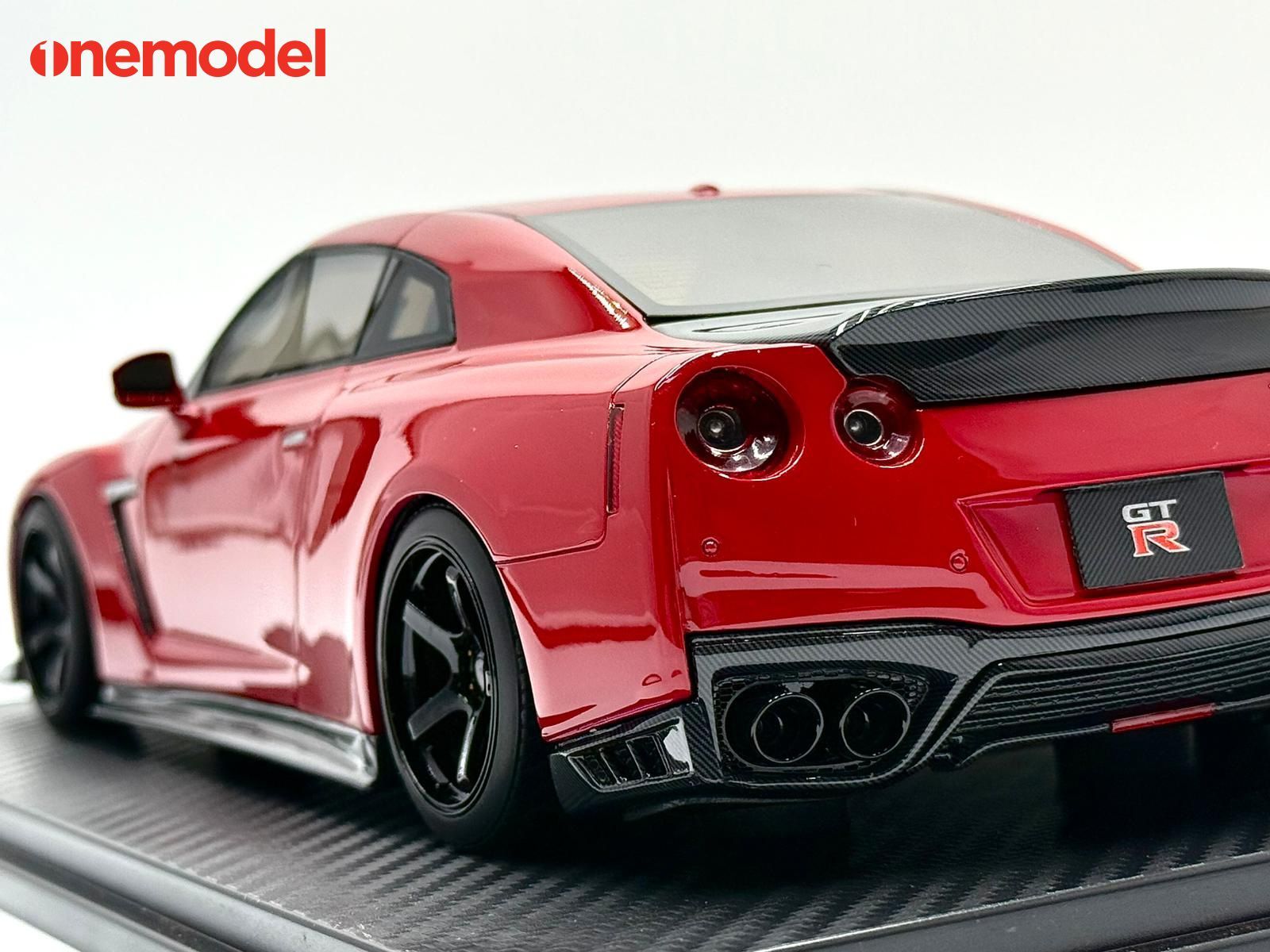 One Model 1:18 Nissan GT-R R35 Custom Edition in Passion Red