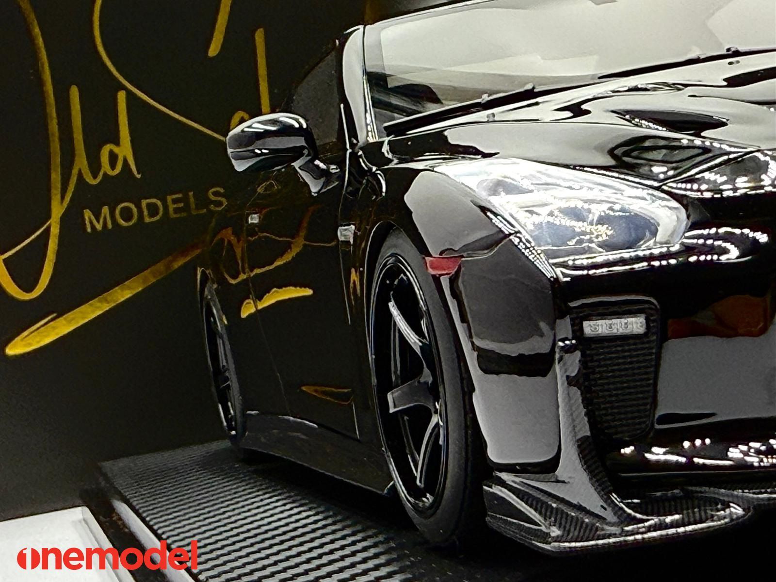 One Model 1:18 Nissan GT-R R35 Custom Edition in Glossy Black