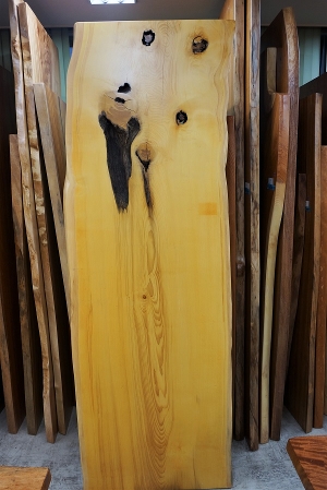 天然木 東京 新宿 東五軒町展示 モンキーポット材 一枚板 テーブル用天