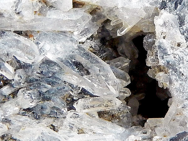 大和川】煌めく古代石サヌカイト！地学専門家と鉱物探し、大阪1億年の