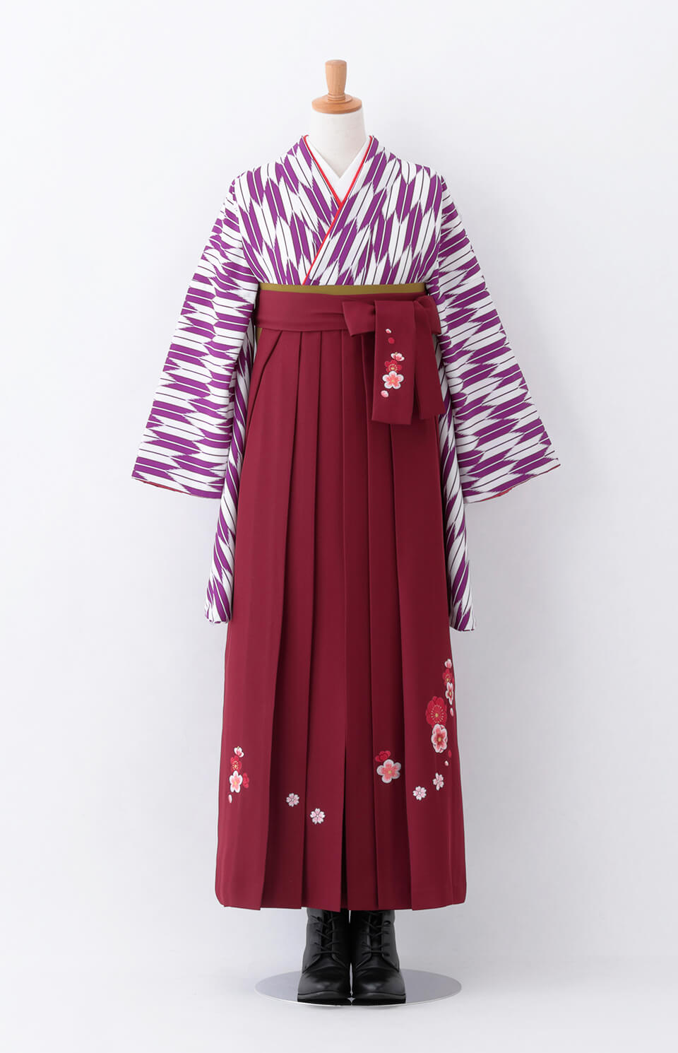 着物〉紫色 矢羽根絣着物 〈袴〉エンジ色 梅刺繡袴 【T183】｜卒業袴の