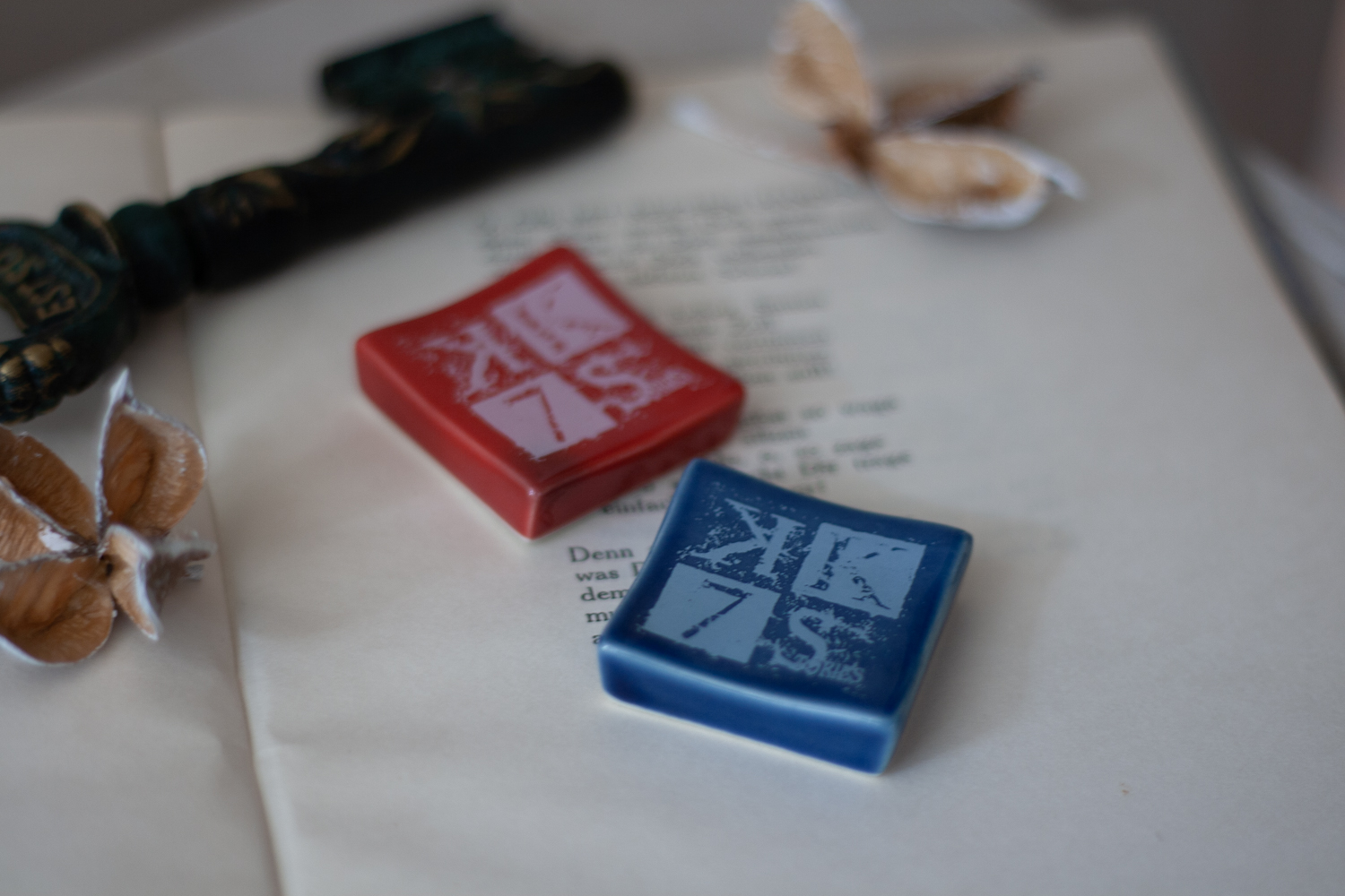 劇場アニメーション「K SEVEN STORIES」 × m.m.d. | 読みもの | 瀬戸焼