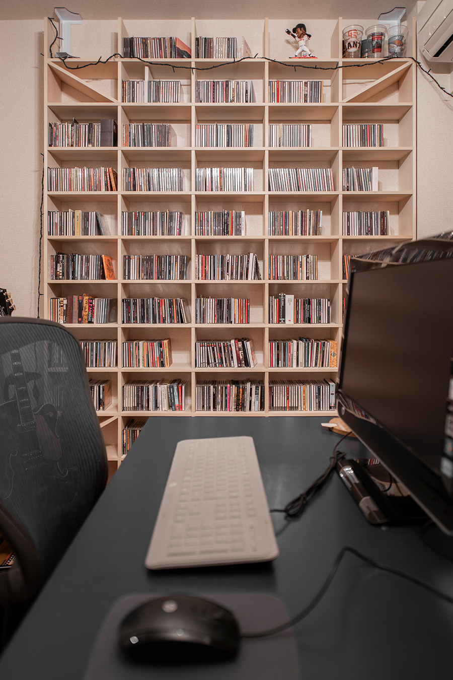 向かい合う壁面をすべて使ったCD収納棚 – 壁一面のコミック本棚 奥行