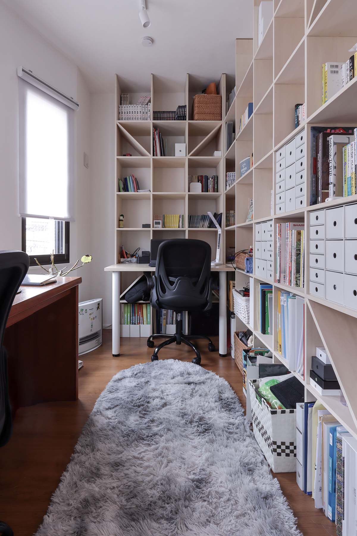 親子3人で使うコンパクトな書斎 – Shelf 壁一面の本棚 奥行250mm