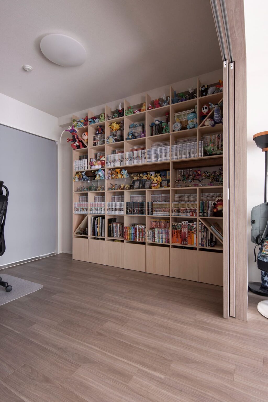 キャラクターを楽しく飾る – Shelf 壁一面の本棚 奥行350mm