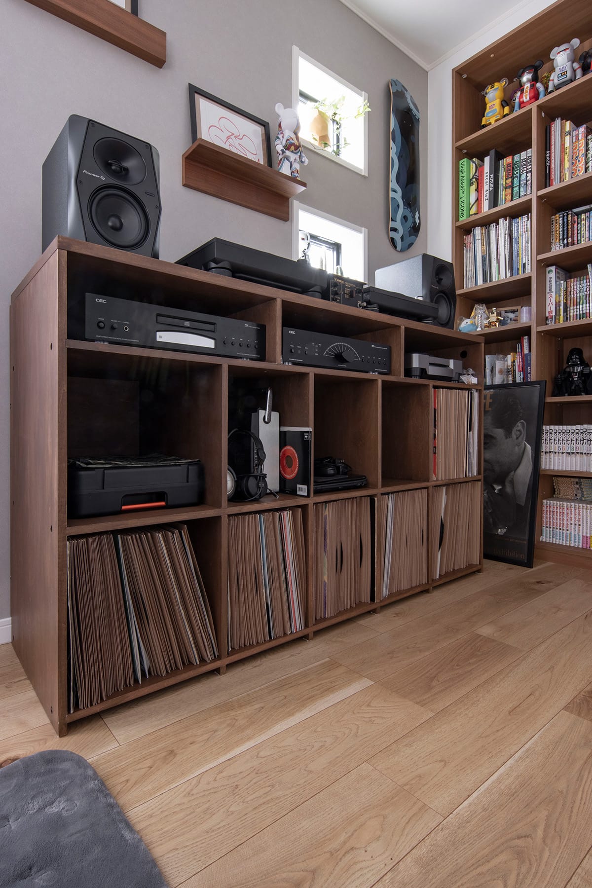 ダークブラウンに塗装したDJブース – Shelf ロータイプ本棚