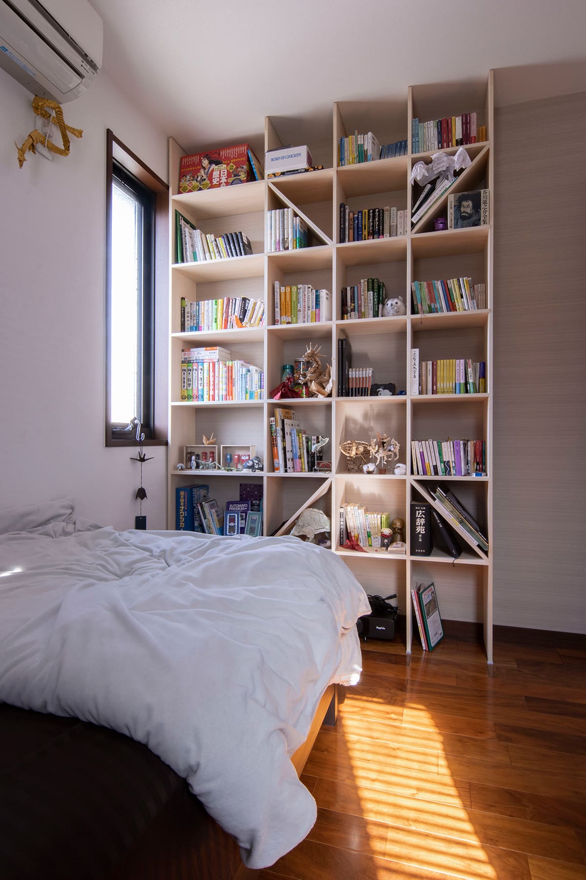 折り紙を飾る – Shelf 壁一面の本棚 奥行250 – マルゲリータお客様事例