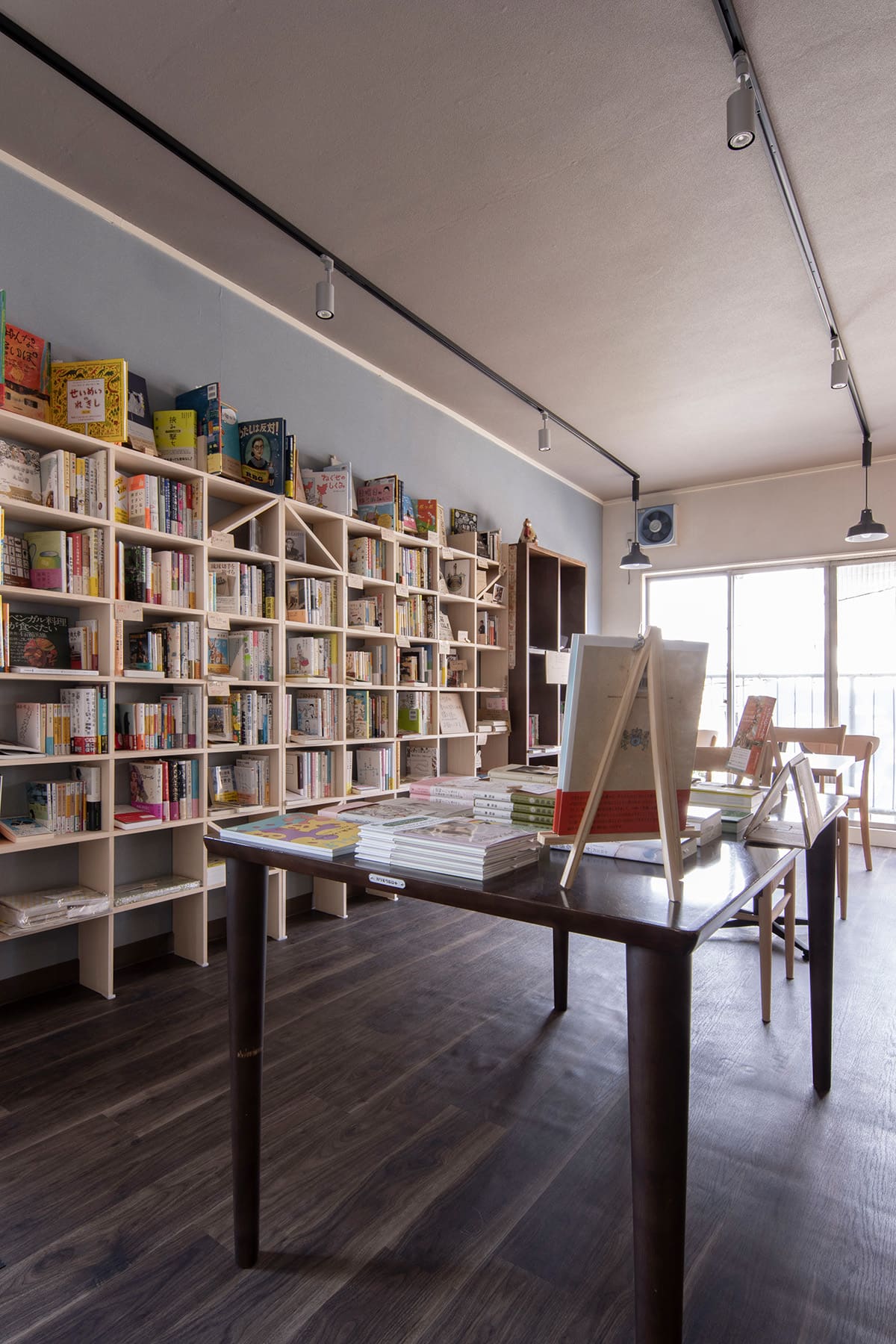 ブックカフェの壁面に – Shelf 壁一面のA5判本棚 奥行180mm