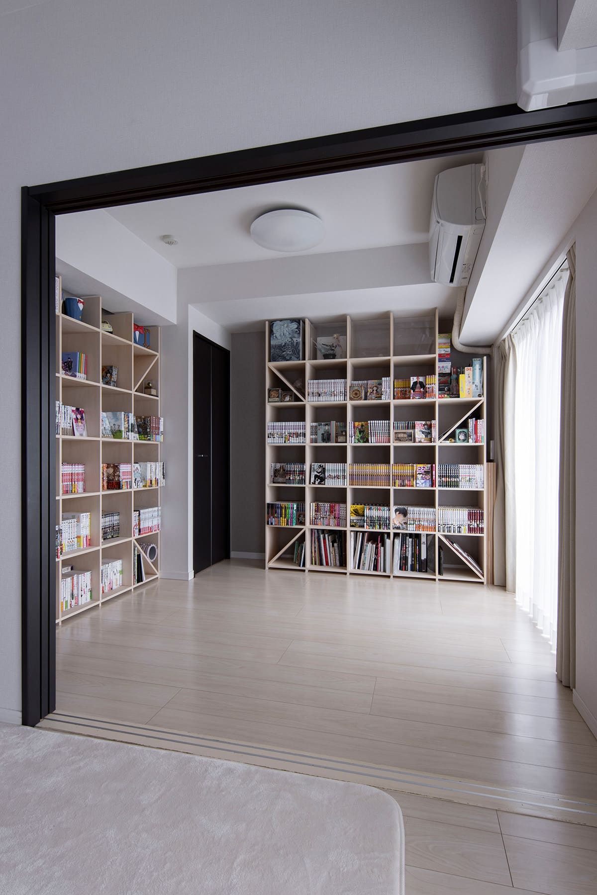 大量のコミック本を収納する – Shelf 壁一面の本棚 奥行350mm