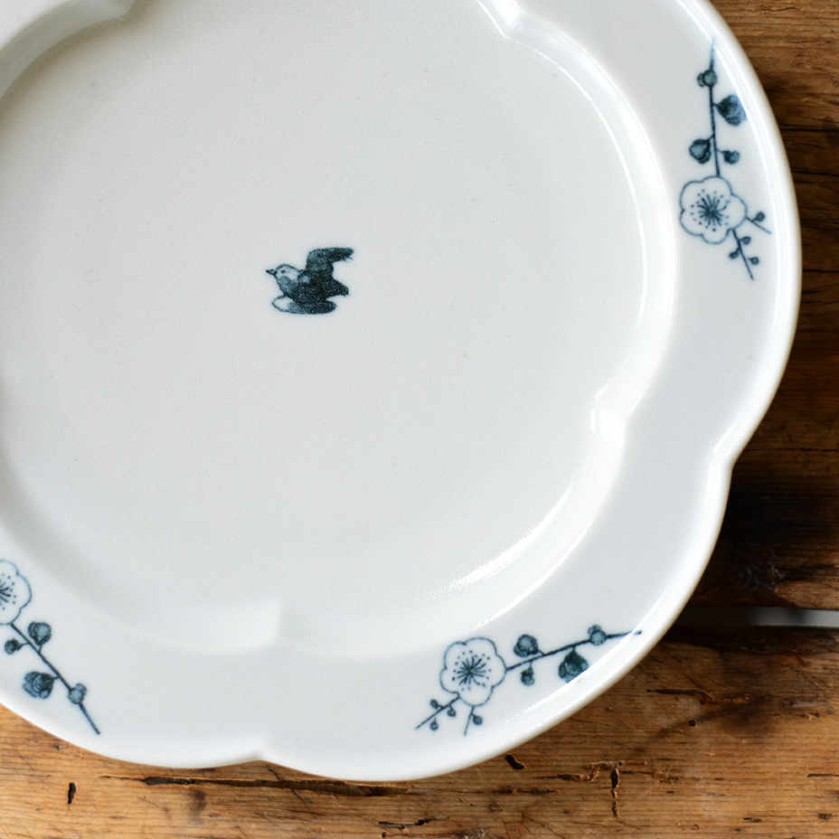 レコメンド :: 植物モチーフの器 :: 梅花 4寸皿 - マルミツウェブ